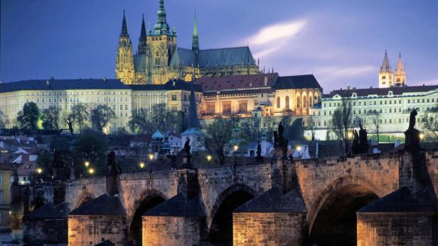 Prag, Tschechische Republik. Die berühmte Karlsbrücke wird des Nachts von zehn geköpften böhmischen Adligen heimgesucht. Allen Skeptikern sei die Prager Geistertour empfohlen.