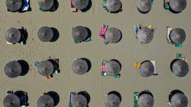 Während einer Hitzewelle in ganz Europa werden am Strand von Durres, Albanien, 39 Grad gemessen.