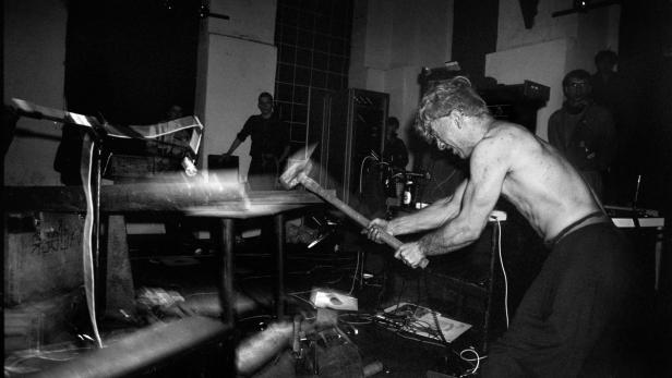 Brachiale Bühnenshows waren eines ihrer Markenzeichen: Konzert der „Einstürzenden Neubauten“ in Bochum, 1982.