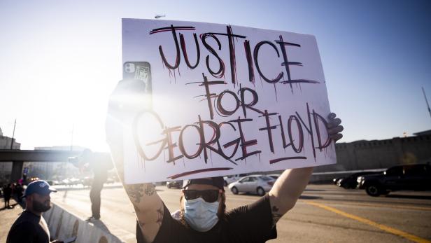 Black Lives Matter protest in Los Angeles after fatal arrest in Minnesota 