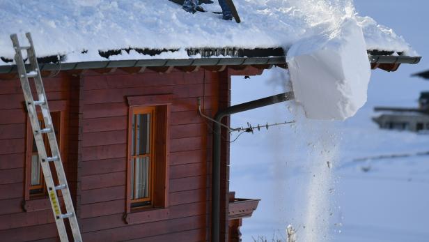 Vordach brach wegen Schneelast zusammen. Zwei Verletzt in Kärnten