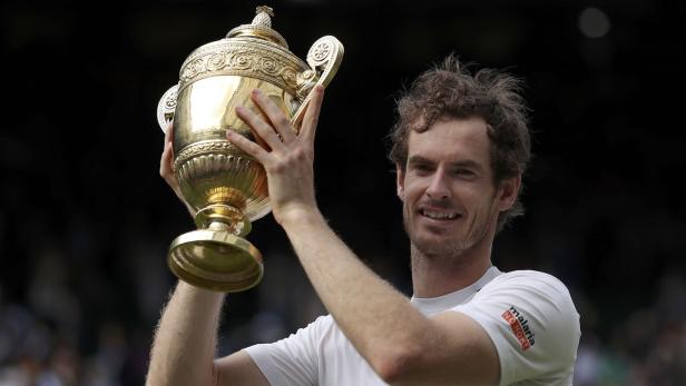 Andy Murray hält die Trophäe nach seinem Sieg in Wimbledon.