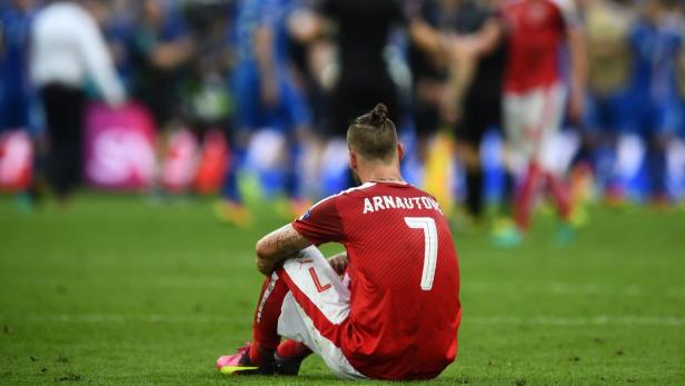 Marko Arnautović sitzt enttäuscht auf dem Rasen.