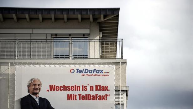 110311ESS108 ARCHIV: Ein Werbeplakat mit dem Fussballmanager Rudi Voeller steht in Troisdorf an der Unternehmenszentrale des Stromanbieters Teldafax (Foto vom 11.03.11).