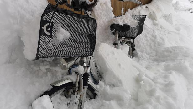 Ein eingeschneites Fahrrad in Flachau am Mittwoch, 9. Jänner, 2019.