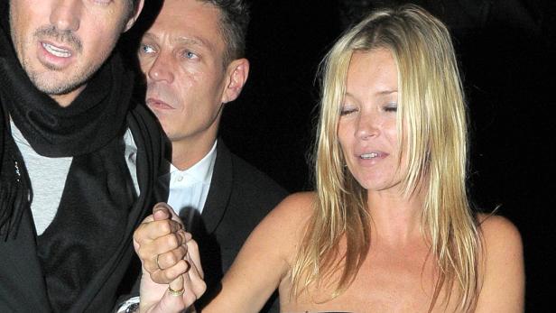Kate Moss steigt nach einer Modeschau ins Auto.