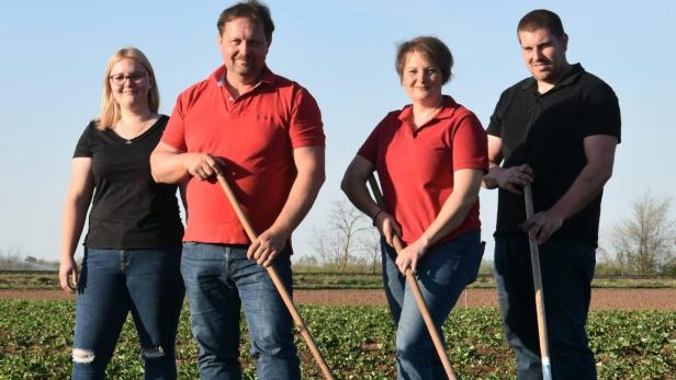 Familie Schmid ist seit Generationen auf den Anbau von Kartoffeln, Maisvermehrung, Getreide spezialisiert, seit einigen Jahren bauen sie Erdbeeren an