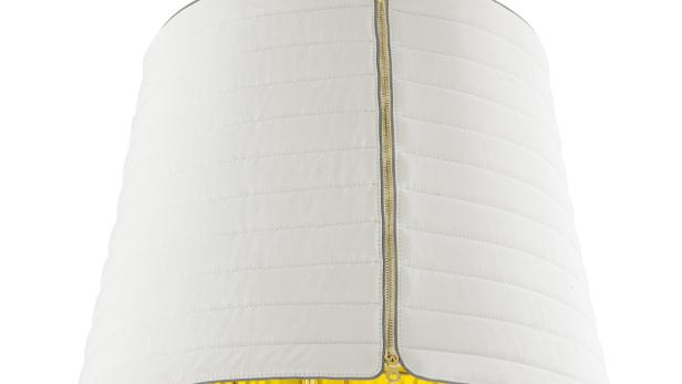 Eine Hängelampe mit weißem, gestepptem Lampenschirm und goldenem Reißverschluss.