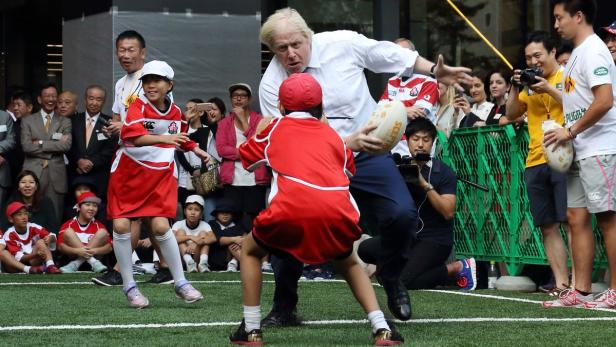 Boris Johnson spielt mit Kindern Rugby in Japan.