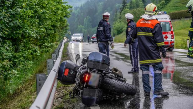 Tödlicher Verkehrsunfall mit Motorradfahrer in Lunz am See