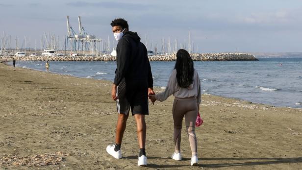 Spaziergänger an einem zypriotischen Strand