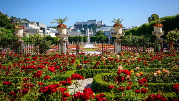 Der Mirabellgarten in Salzburg ist eines der beliebtesten Fotomotive unter den vielen Touristen. Denn so kennen Sie die schöne Stadt.
