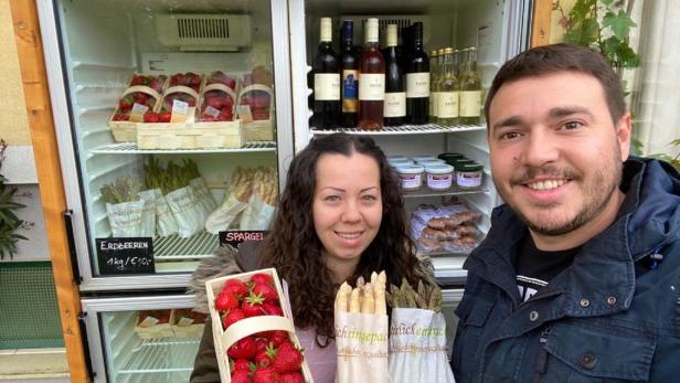 Réka und Stefan Kaiser bieten beim Einkauf auf ihrem Hof nicht nur ihren Wein, sondern auch Produkte anderer Landwirte an