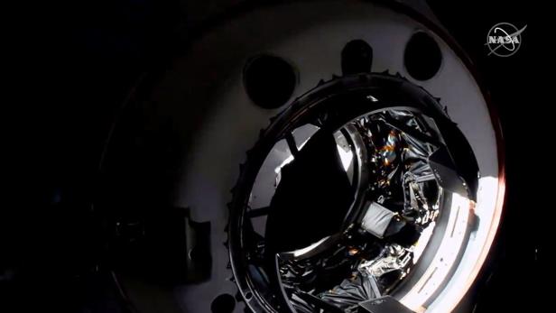SpaceX-Raumkapsel angedockt: Astronauten in der ISS angekommen
