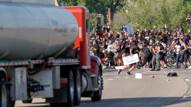 US-Proteste: Tanklaster rast durch Menschenmenge - Fahrer attackiert