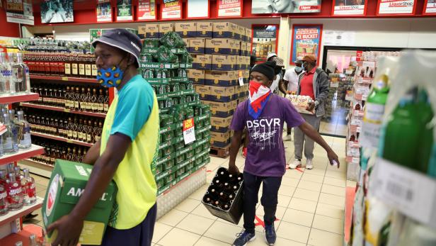 Endlich wieder Wein und Bier: Südafrika hebt Alkoholbann auf