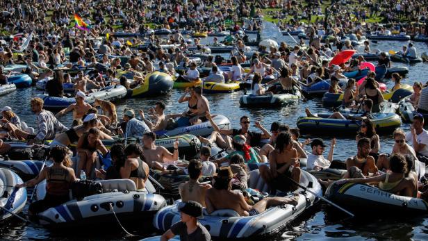 Berlin: Hunderte Schlauchboote ohne Abstand auf der Spree