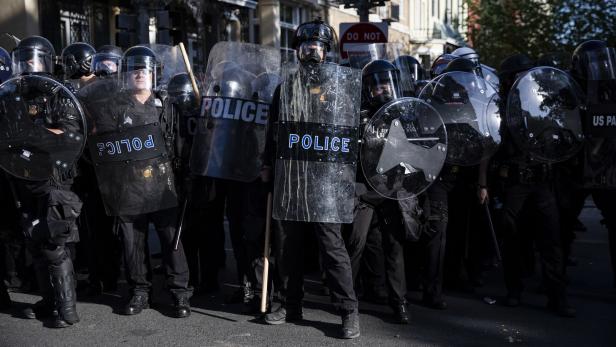 Proteste in USA: SUV rast in Gruppe von Polizisten