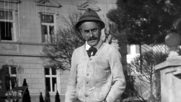 Kornel Hoffmann - er lebte von 1922 bis zum &quot;Anschluss&quot; in Mönichkirchen - vor dem Hotel Windbichler, o. J.