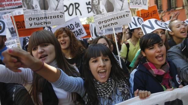 Students shout slogans during a protest on the second day of a three-day nationwide student strike against education cuts in Madrid October 17, 2012. REUTERS/Andrea Comas (SPAIN - Tags: EDUCATION CIVIL UNREST POLITICS BUSINESS)