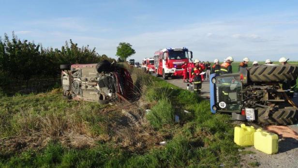 Traktor mit Pkw kollidiert: Zwei Personen verletzt