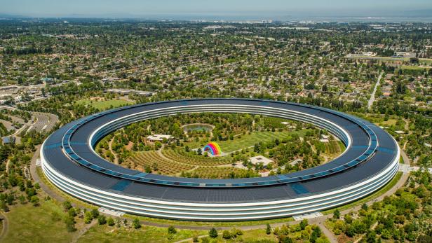 Für Apple entwarf er einen gläsernen, vierstöckigen Ring mit einem Durchmesser von 461 Meter und einem großen Park in der Mitte