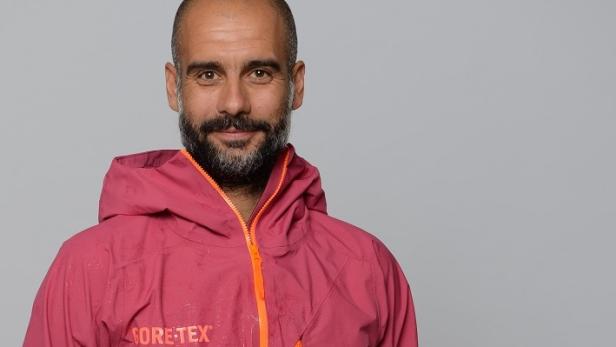 Pep Guardiola trägt eine pinkfarbene Gore-Tex-Jacke.