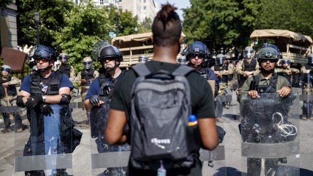 Polizisten gegen Demonstrant in Washington
