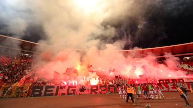 In Serbiens Fußballstadien brennen schon wieder die Freudenfeuer