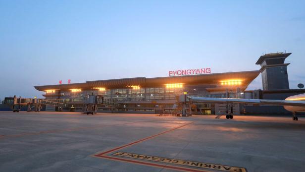 Der internationale Flughafen Pjöngjang bei Dämmerung.