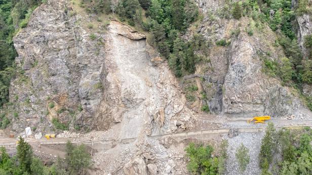 5.000 bis 6.000 Kubikmeter Gestein auf Tiroler Landesstraße gestürzt