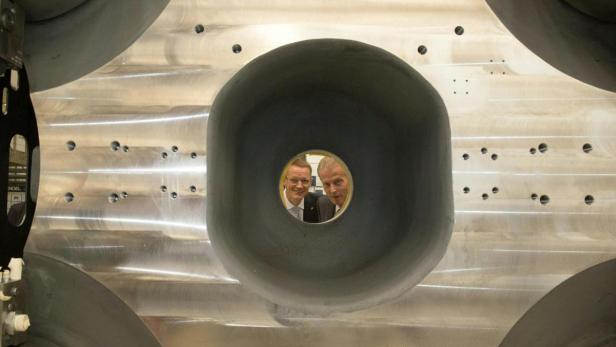 ARBEITSBESUCH IN CHINA: MITTERLEHNER Vizekanzler Reinhold Mitterlehner besichtigt die österreichische Spritzgussmaschinenfirma Engel in Shanghai.