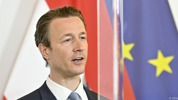 Österreich wird durch Finanzminister Blümel vertreten