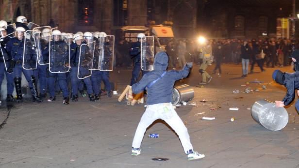 Gewaltbereite Demonstranten verwüsteten mehrere Geschäfte und gingen auch auf die Polizisten los. Der Schaden im Zentrum beträgt rund eine Million Euro.