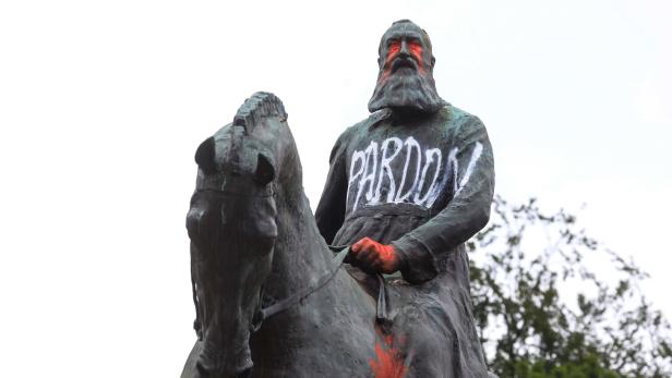 Sturm auf die Statuen von Belgiens Kolonial-König Leopold II.