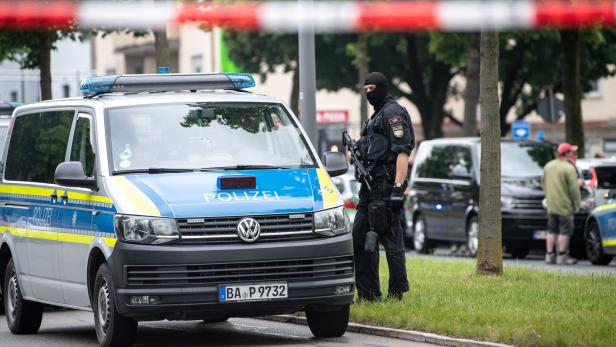 Rache? Auto fuhr in München in Menschengruppe