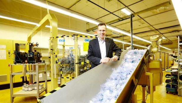 SPS-Chef Thomas Brauner in der Produktionshalle in Wien-Favoriten, wo seit 65 Jahren Philips-Diktiergeräte entwickelt werden.