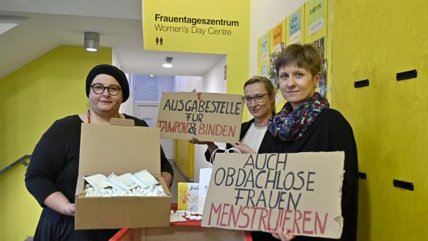 Caritas-Mitarbeiterinnen Stefanie Fiala, Maja Markovic-Riedl, Doris Anzenguber (von links): Die Organisation hat ihre erste Ausgabestelle für Damenhygieneartikel in Wien eröffnet.