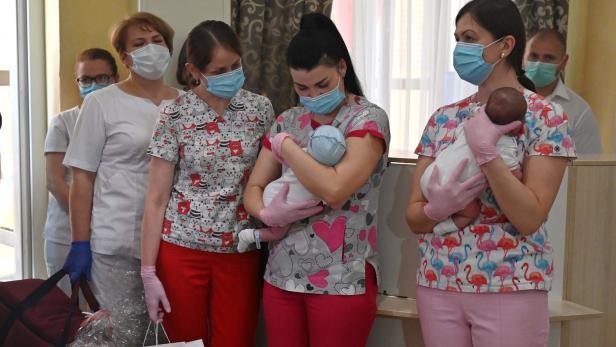 Mehr als hundert Leihmütter-Babys warten in Ukraine auf Abholung
