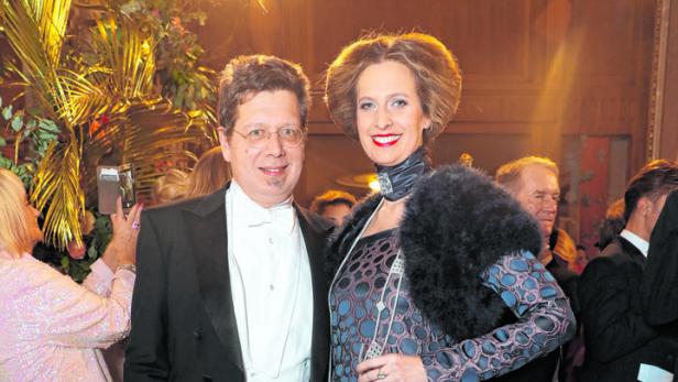 Franzobel mit seiner damaligen Frau Maxi Blaha 2018 auf der Bühne des Opernballs