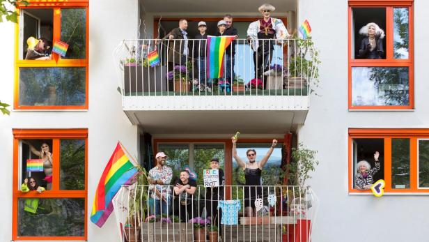 "Fensterl Parade" statt Regenbogenparade: Zeichen für Toleranz