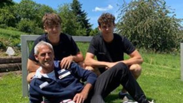 Kickerlegende Michael Konsel mit seinen Söhnen Moritz (re.) und Valentin
