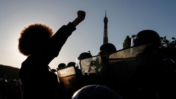 Frankreich zwischen Anti-Polizei-Demos und Beamtenprotesten