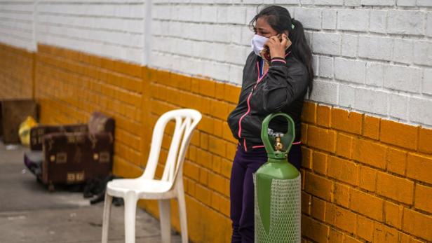 Diese Peruanerin liefert eine Sauerstoffflasche an ein Spital in Lima, das Land ist schwer vom Virus getroffen.