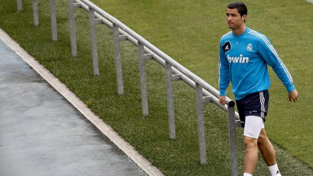 epa03677966 Real Madrid&#039;s Portuguese striker Cristiano Ronaldo leaves the team&#039;s training session at Valdebebas sports complex, in Madrid, central Spain, 26 April 2013, on the eve of their Spanish Primera Division soccer match against Atletico Madrid. EPA/JuanJo Martin