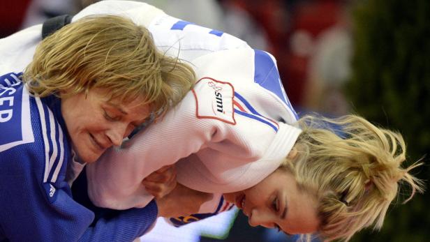 epa03676717 Automne Pavia (R) of France fights against Sabrina Filzmoser of Austria during their final match in the women&#039;s -57 kg category at the Judo European Championships in Budapest, Hungary, 25 April 2013. EPA/TAMAS KOVACS **HUNGARY OUT**