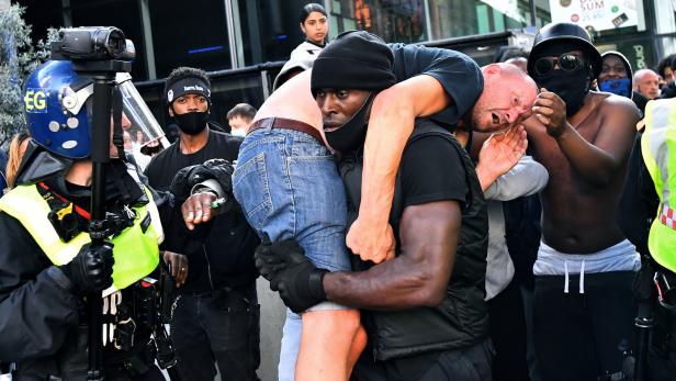 Foto berührt das Netz: Schwarzer Aktivist rettet Gegendemonstranten