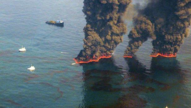REFILE - CORRECTING DATE IN SECOND SENTENCE Crews conduct overflights of controlled burns taking place in the Gulf of Mexico, in this file handout photograph taken on May 19, 2010. Transocean Ltd has agreed on January 3, 2013, to pay $1.4 billion to settle U.S. government charges arising from BP Plc&#039;s massive 2010 Macondo oil spill in the Gulf of Mexico. Switzerland-based Transocean owned the Deepwater Horizon rig that was drilling a mile-deep well when a surge of methane gas sparked an explosion on April 20, 2010. REUTERS/Chief Petty Officer John Kepsimelis/U.S. Coast Guard/Handout/Files (UNITED STATES - Tags: ENERGY ENVIRONMENT DISASTER) FOR EDITORIAL USE ONLY. NOT FOR SALE FOR MARKETING OR ADVERTISING CAMPAIGNS