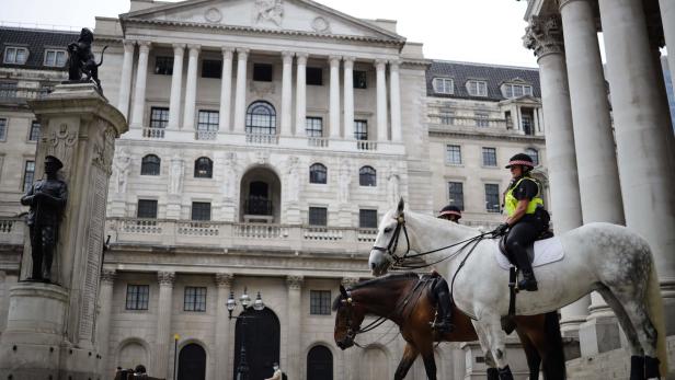 Britische Notenbank öffnet Geldschleusen weiter