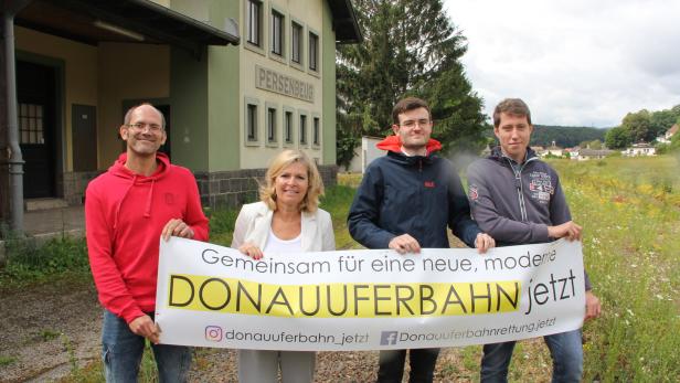 Christa Kranzl und Aktivisten der Initiative &quot;Verkehrswende NÖ&quot; kämpfen um Reaktivierung der Donauuferbahn